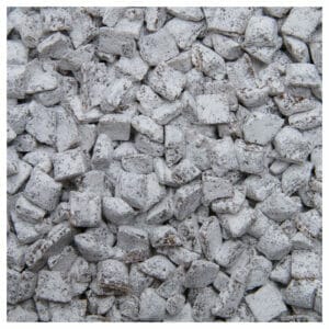 Eine Nahaufnahme eines Haufens weißer Eisstücke mit einem Hauch von Bernstein-Griechischem Weihrauch.