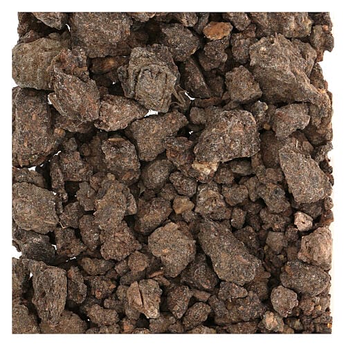 Ein Haufen Benzoe Schwarzer Weihrauch auf weißem Hintergrund.