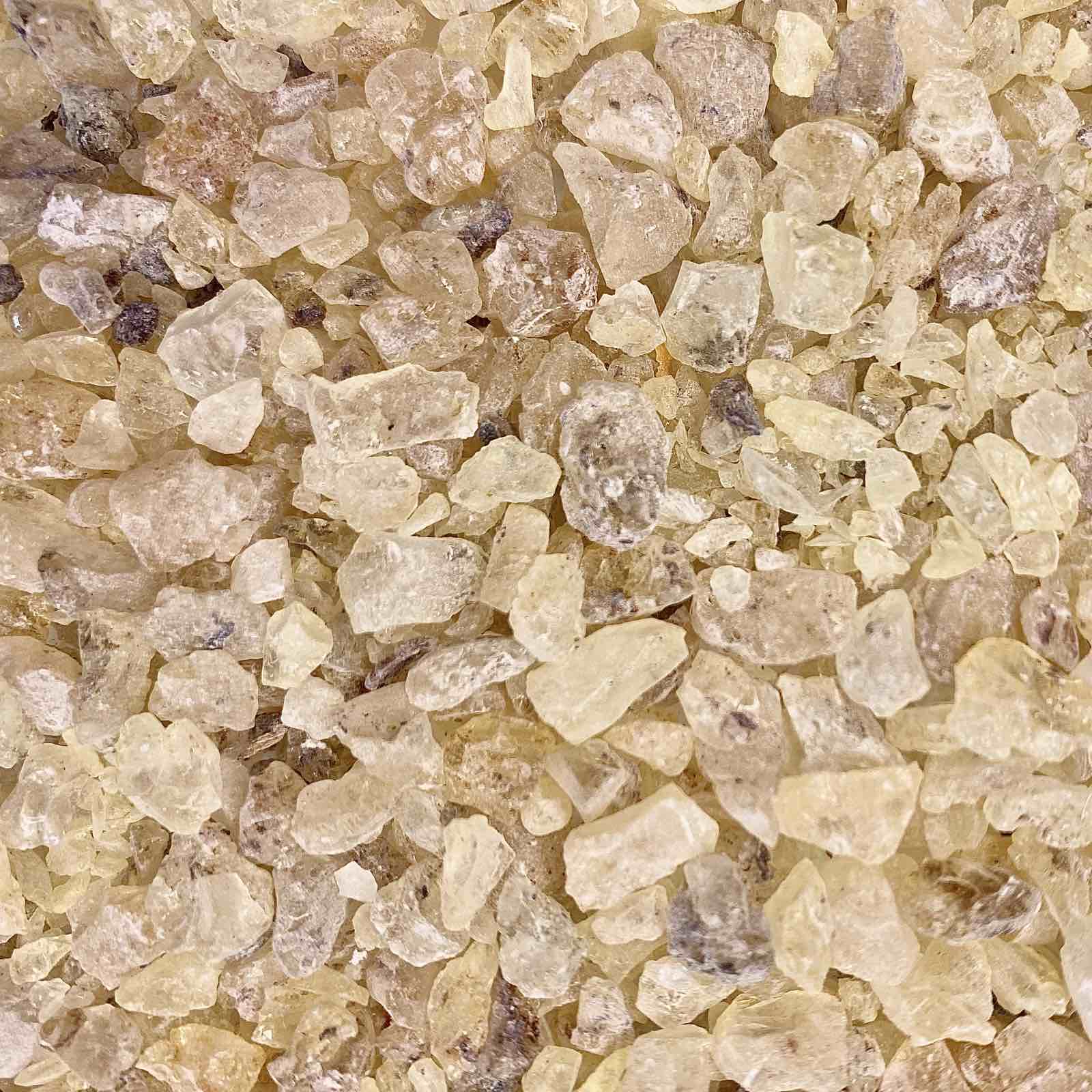 Eine Nahaufnahme eines Stapels brauner und gelber Weihrauchharz-Copal-Steine.