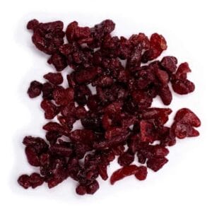 Ein Haufen getrockneter Preiselbeeren und Weihrauchharz Drachenblut auf weißem Hintergrund.