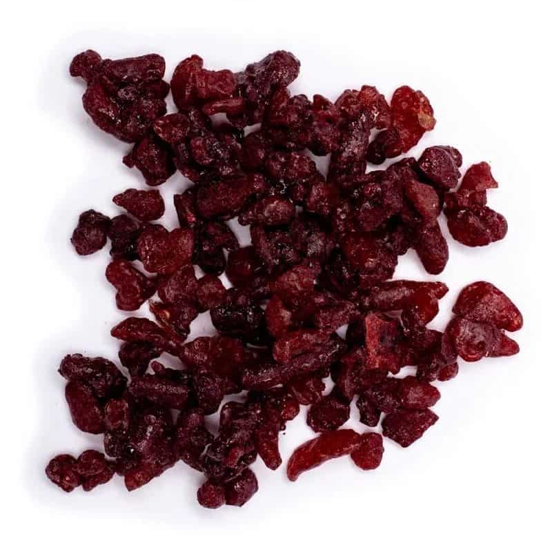 Ein Haufen getrockneter Preiselbeeren und Weihrauchharz Drachenblut auf weißem Hintergrund.