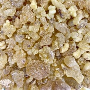 Eine Nahaufnahme eines Weihrauch Eritrea Big Special-Haufens brauner und gelber Nüsse.