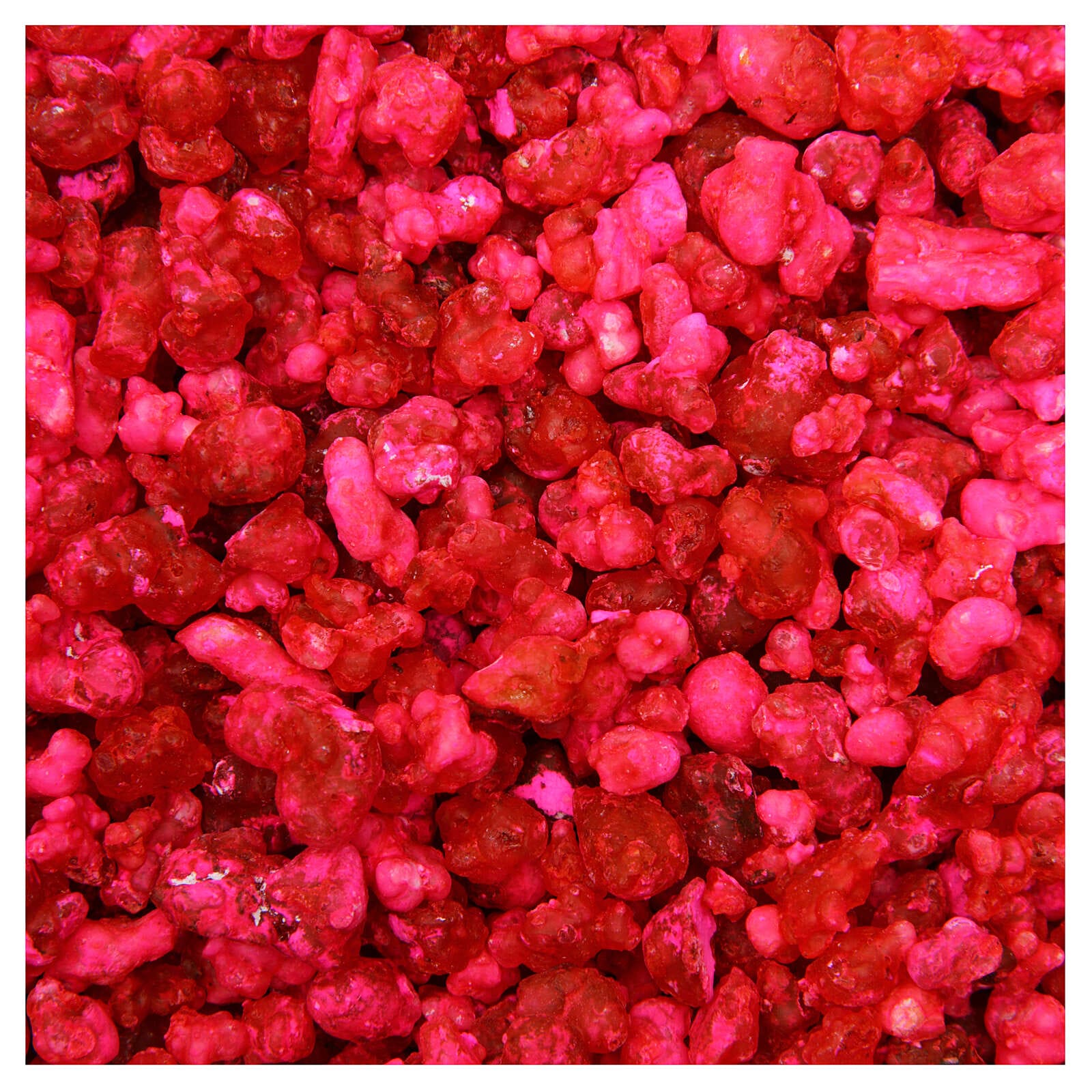 Eine Nahaufnahme eines Haufens roter Steine mit dem Duft von Griechischem Weihrauch mit Nelkenaroma.