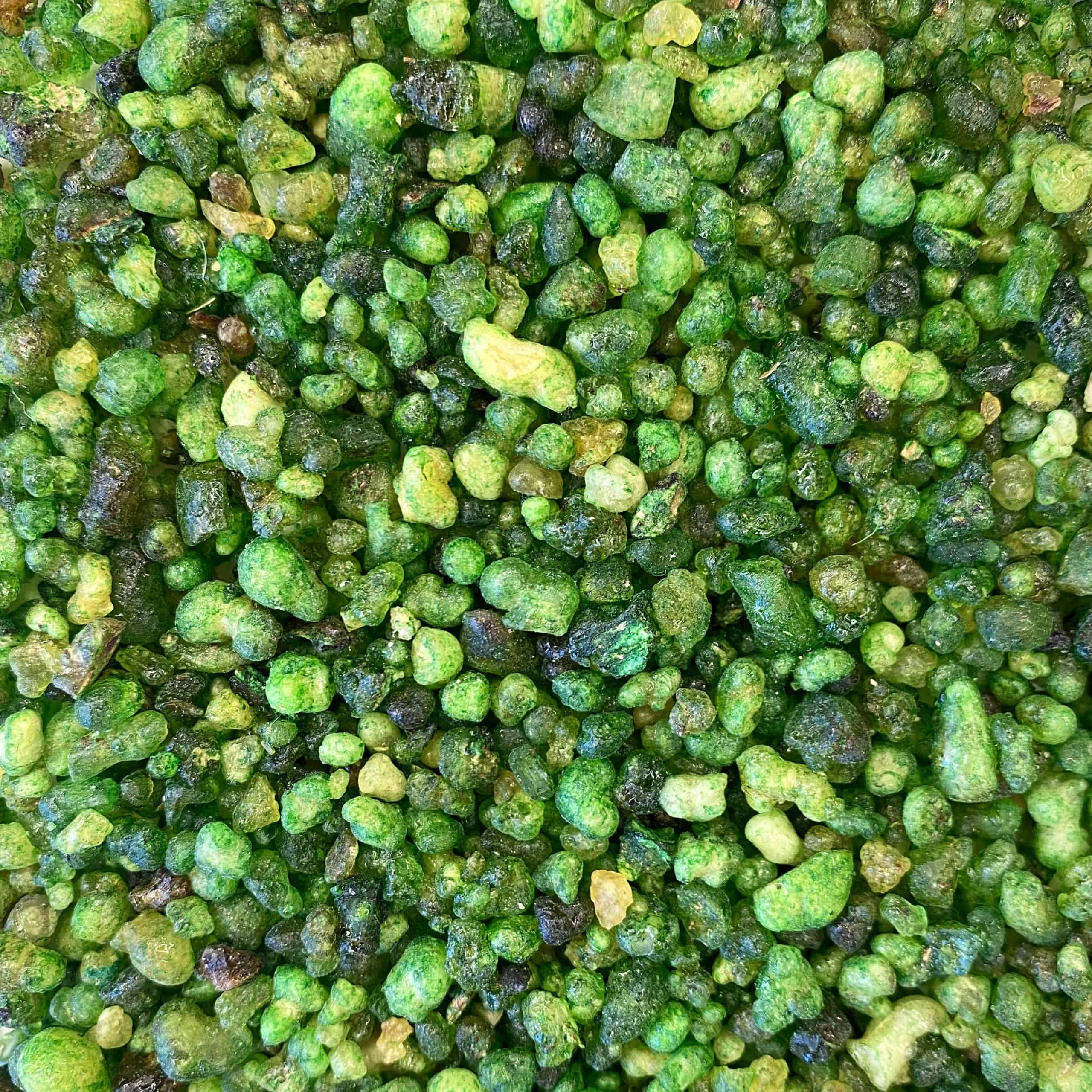 Eine Nahaufnahme von grünen Erbsen in einer Schüssel mit Weihrauch Kiefer.