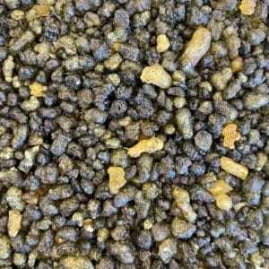 Eine Nahaufnahme eines Haufens aus schwarzem, gelbem und Weihrauch-Flieder-Kies.