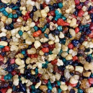 Eine Nahaufnahme eines Haufens bunter Nüsse und Weihrauchharz-Meditation.