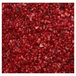 Eine Nahaufnahme roter Beeren auf weißem Weihrauch Gedda Sandelholz-Hintergrund.