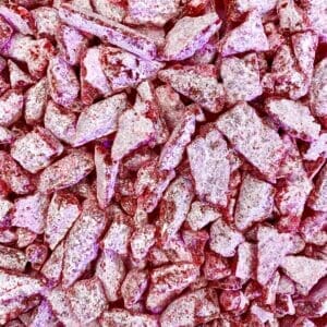 Nahaufnahme der Weihrauch Pink Rose-Bonbonstücke, schimmernd mit einer kristallinen Zuckerschicht, die an den zarten Reiz von Rosenblättern erinnert.