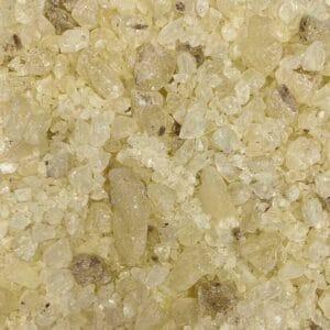 Eine Nahaufnahme eines Haufens gelber und brauner Steine und Dammar.