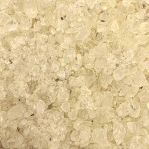 Eine Nahaufnahme eines Haufens Weihrauchharz-Kathedrale in der Nähe einer Kathedrale.