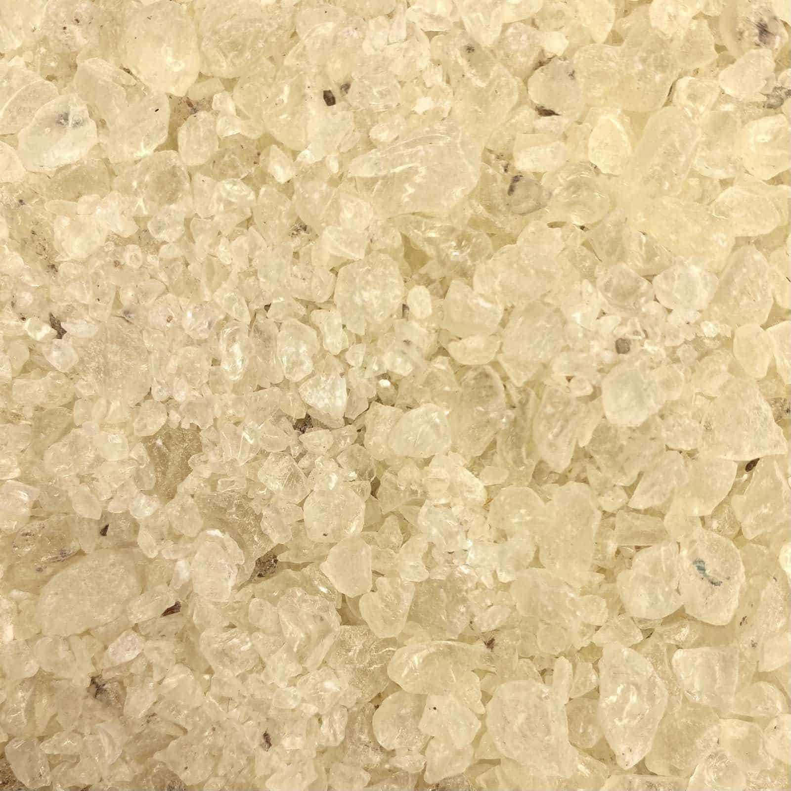 Eine Nahaufnahme eines Haufens Weihrauchharz-Kathedrale in der Nähe einer Kathedrale.