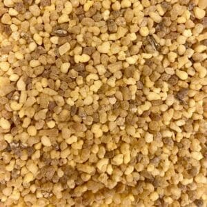 Eine Nahaufnahme eines Haufens brauner Weihrauchharz Olibanum Eritrea (Boswellia)-Samen.