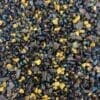 Eine Nahaufnahme eines Haufens aus schwarzem, gelbem und blauem Kies, der zum Schutz mit Weihrauchharz Protection durchtränkt ist.