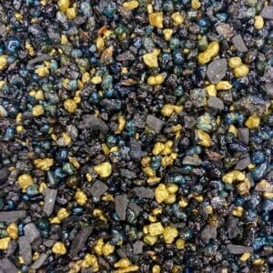 Eine Nahaufnahme eines Haufens aus schwarzem, gelbem und blauem Kies, der zum Schutz mit Weihrauchharz Protection durchtränkt ist.