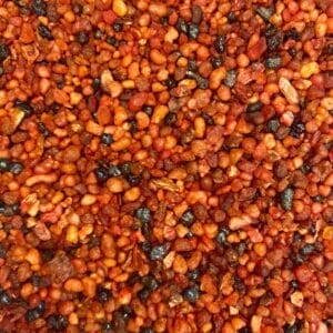 Eine Nahaufnahme eines Haufens von Weihrauchharz-Reinigungssamen, die für Räucherstäbchen verwendet werden.