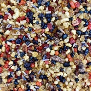 Eine Nahaufnahme einer Mischung aus Trockenfrüchten und Nüssen mit Weihrauchharz-Konzentration.