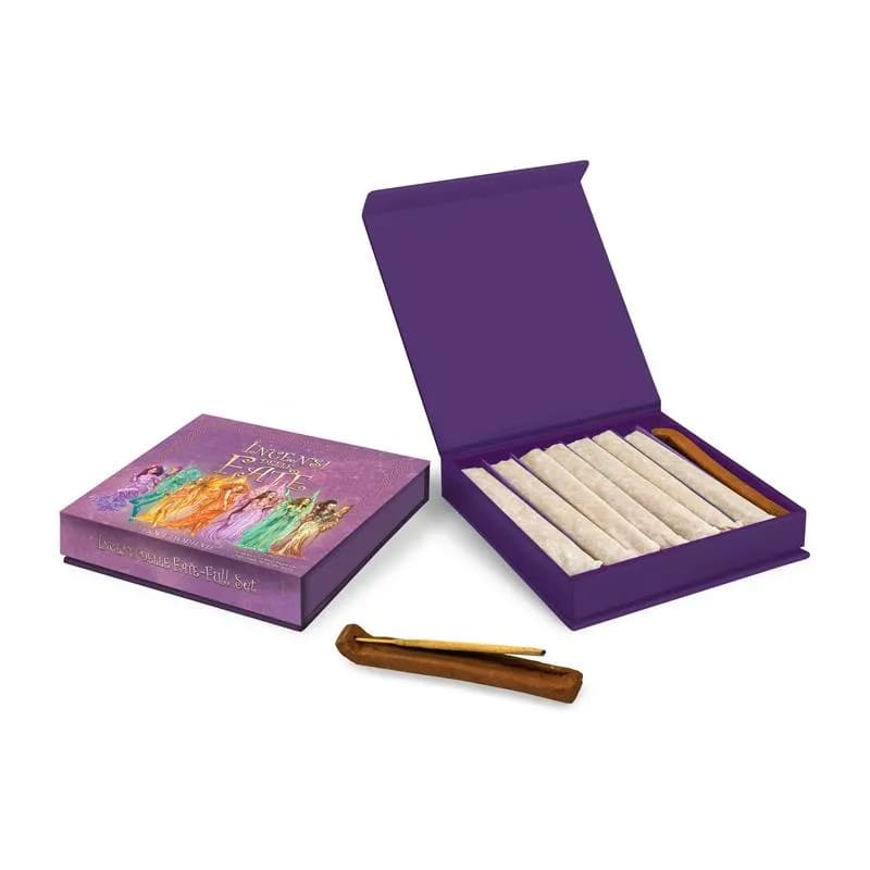 Eine lila Schachtel mit einem Satz Räucherstäbchen.