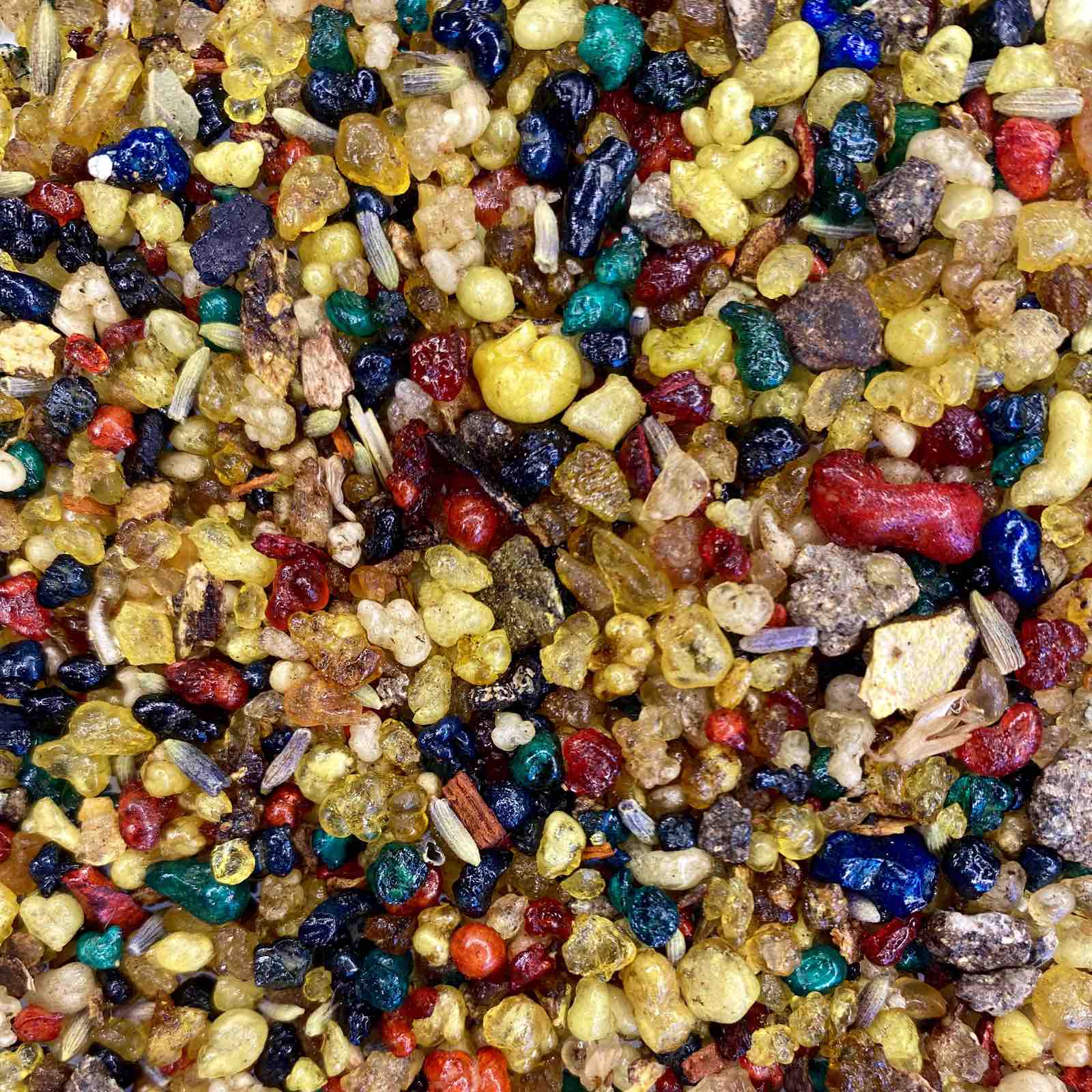 Eine Nahaufnahme eines Haufens bunter Samen mit Weihrauchharz-Konzentration.
