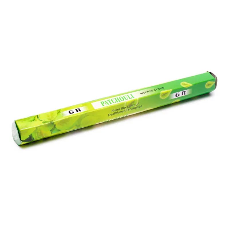 Ein grüner Räucherstäbchen auf weißem Hintergrund.