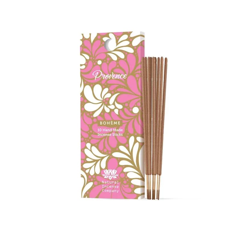 Räucherstäbchen in einer rosa-goldenen Verpackung.