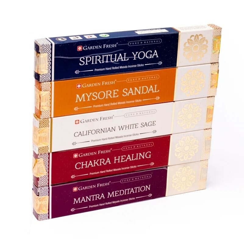 Ein Stapel Räucherstäbchen auf weißem Hintergrund.