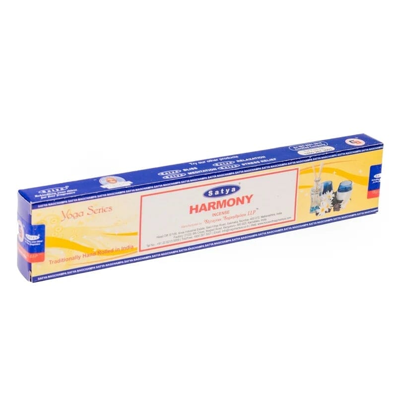 Eine Schachtel Räucherstäbchen auf weißem Hintergrund.