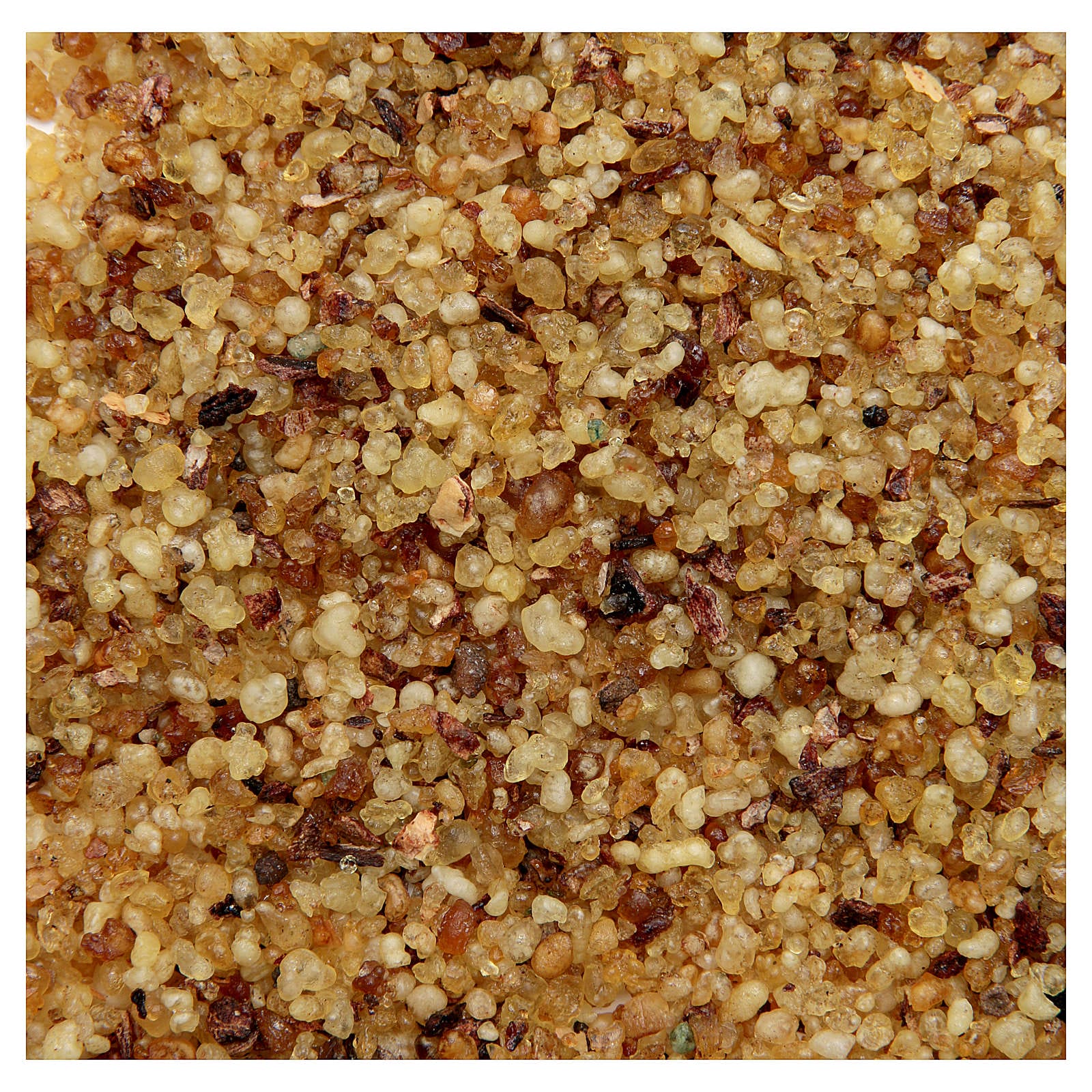 Eine Nahaufnahme einer Mischung aus Nüssen und Samen mit Traditionellem Gedda Weihrauch.