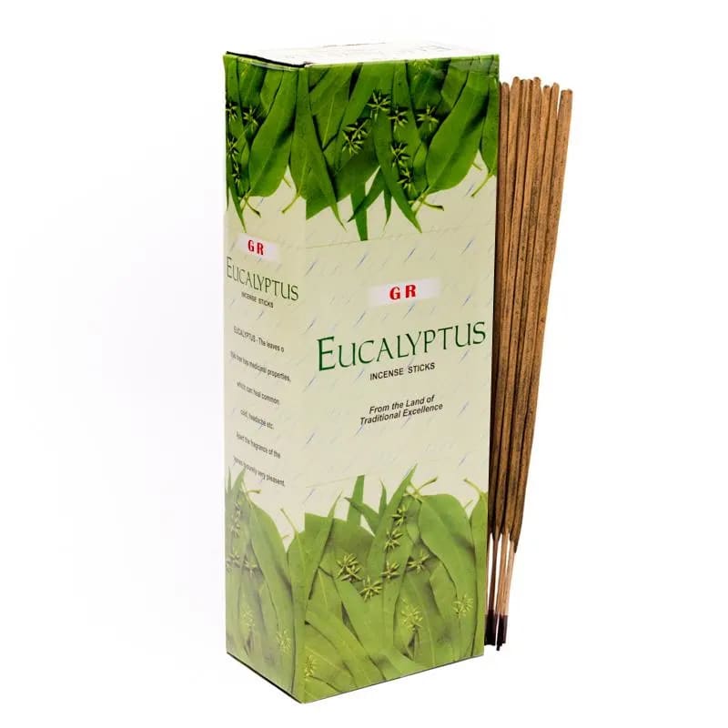 Eukalyptus-Räucherstäbchen auf weißem Hintergrund.