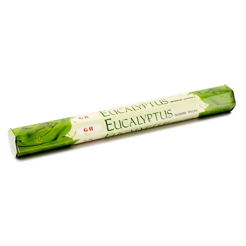 Eukalyptus-Räucherstäbchen auf weißem Hintergrund.