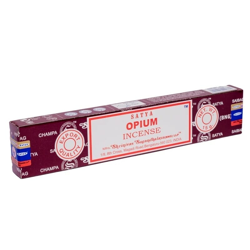 Opium-Räucherstäbchen in einer Schachtel auf weißem Hintergrund.