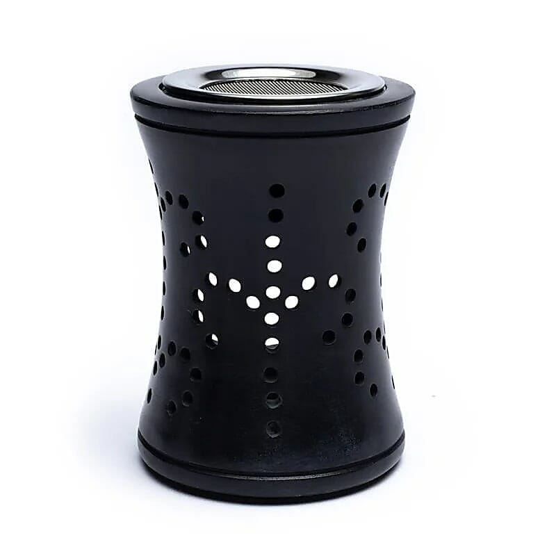 Ein schwarzes Rauchergefäß - Duftlampe Speckstein schwarz mit Löchern darin.