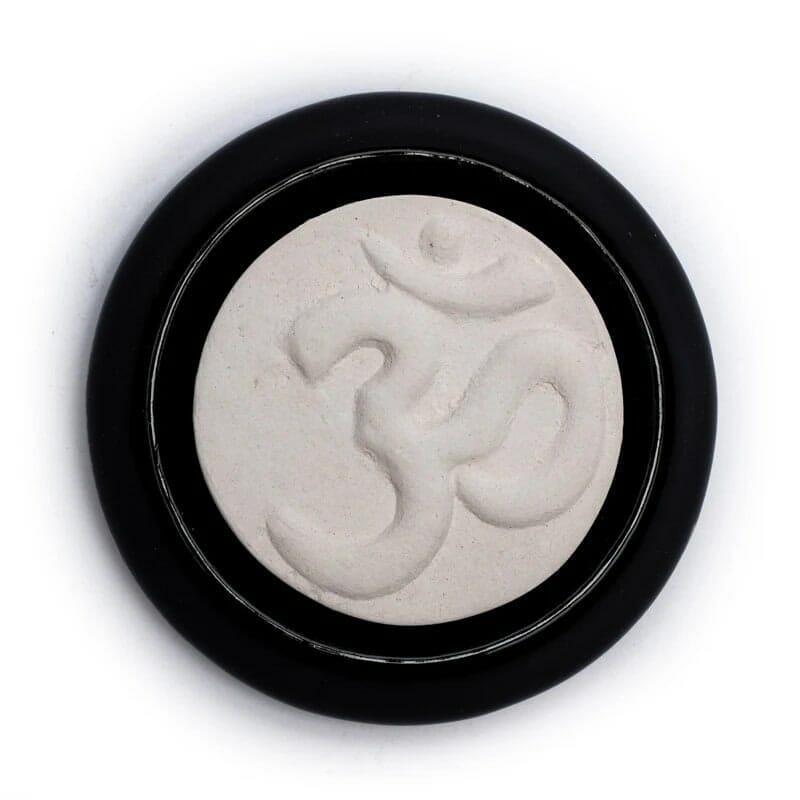 Auf weißem Hintergrund ist ein Om-Symbol dargestellt.