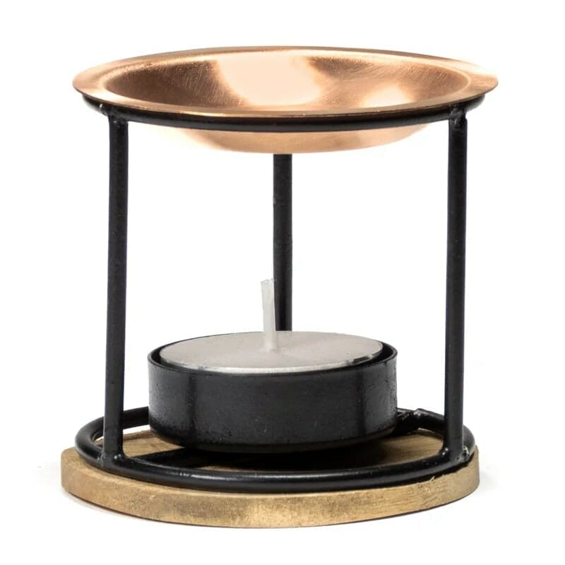 Ein Kupferbrenner mit einer Kerze darauf.