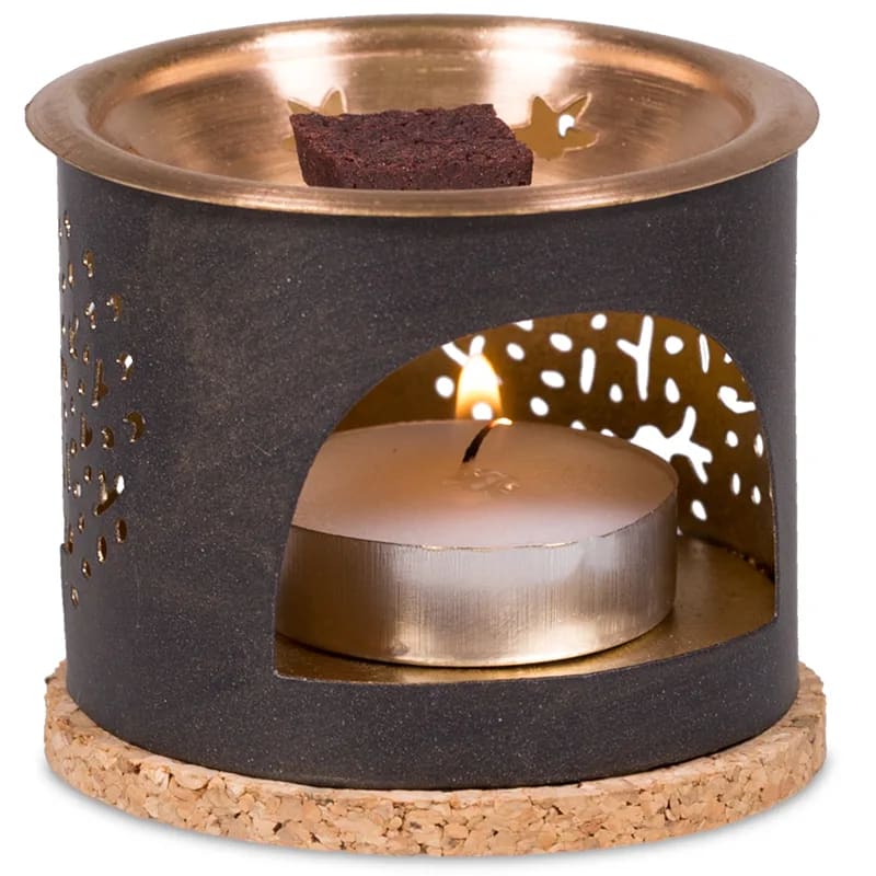 Ein Ölwärmer mit einer Kerze darin.