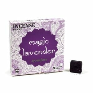 Eine Schachtel mit magischem Lavendel-Räucherwerk.