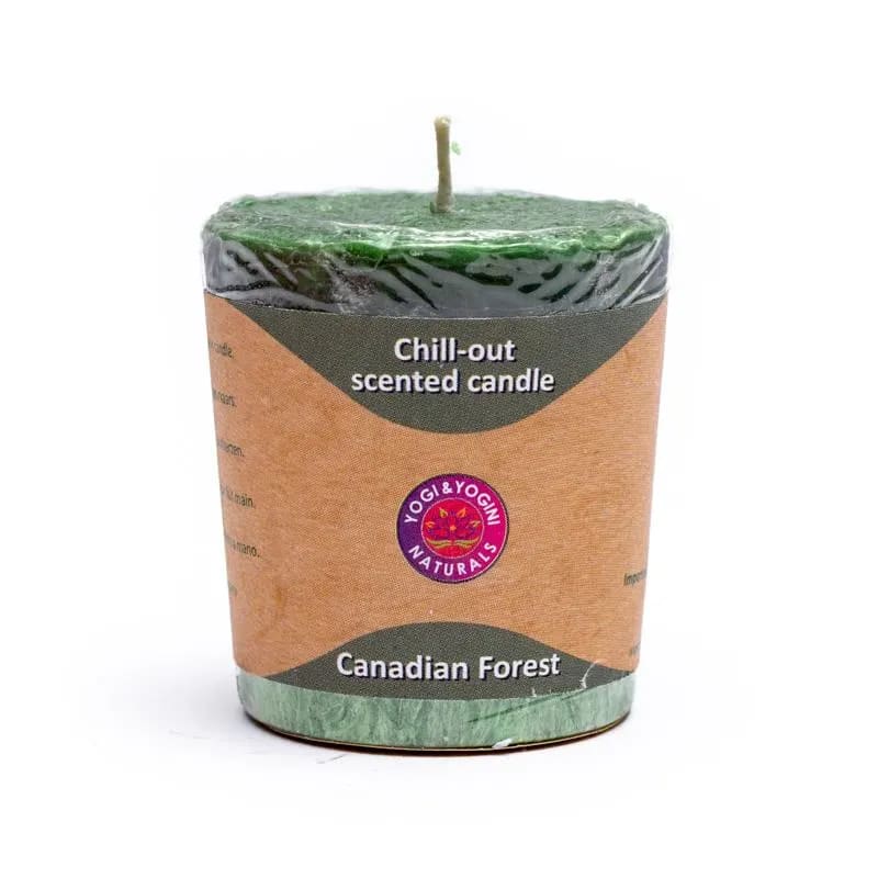 Eine Kerze mit der Aufschrift „Chill Out“-Duftkerze „Canadian Forest“.