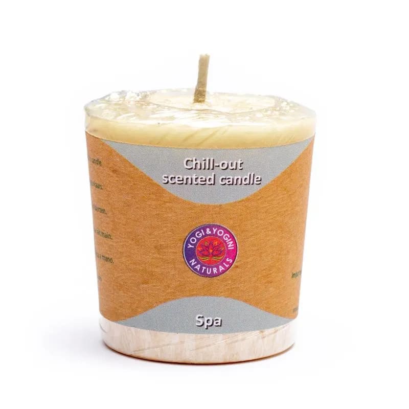 Eine Kerze in einer Tasse mit einem Etikett darauf.