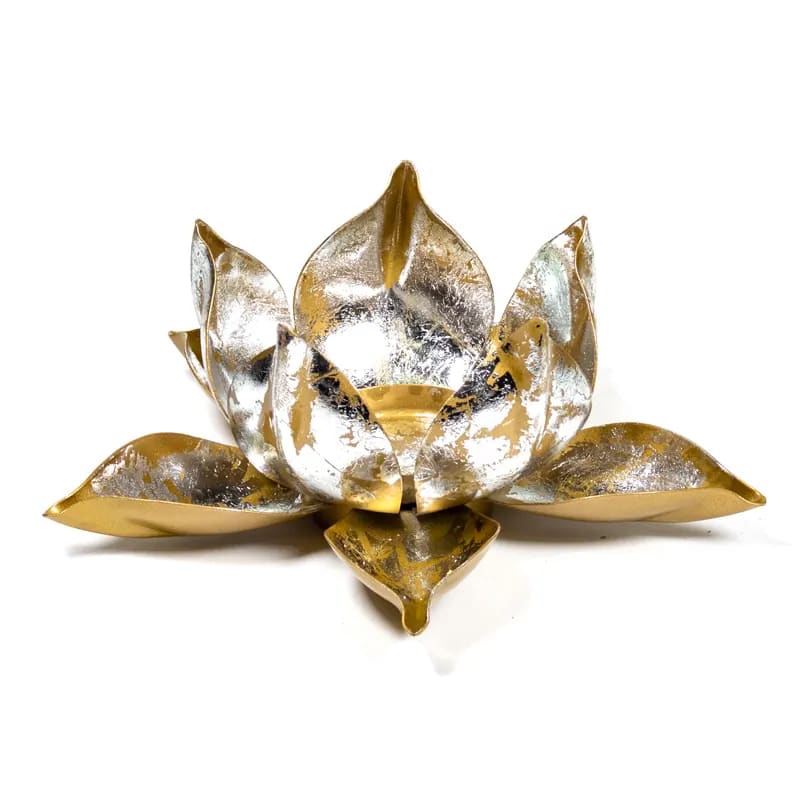 Ein goldener und silberner Kerzenhalter in Form einer Lotusblume.