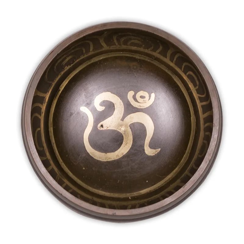 Eine Klangschale mit einem Om-Symbol darauf.