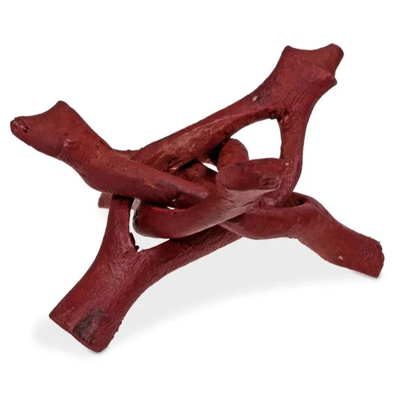 Eine rote Holzskulptur eines Baumstammes.