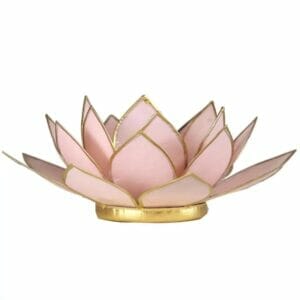Ein rosafarbener Kerzenhalter in Lotusform mit Goldbesatz.