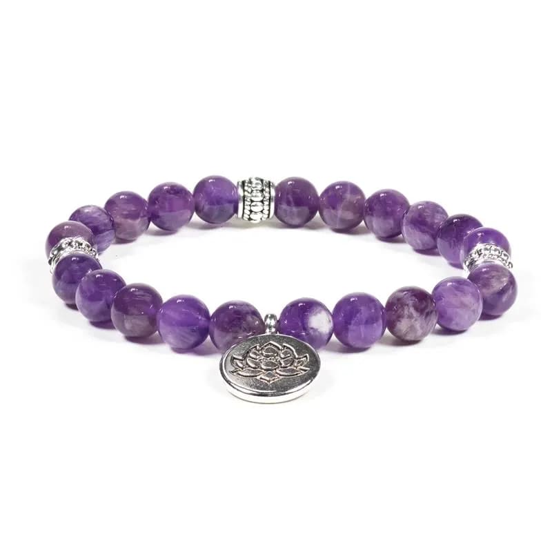 Ein lila Amethyst-Armband mit einem silbernen Anhänger.