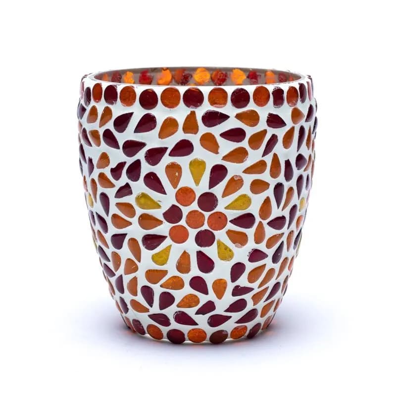 Eine Vase mit einem roten, orangen und gelben Muster.
