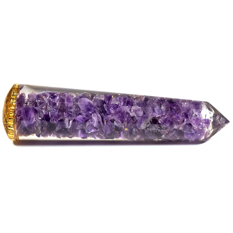 Ein Amethyst-Kristallpunkt auf weißem Hintergrund.