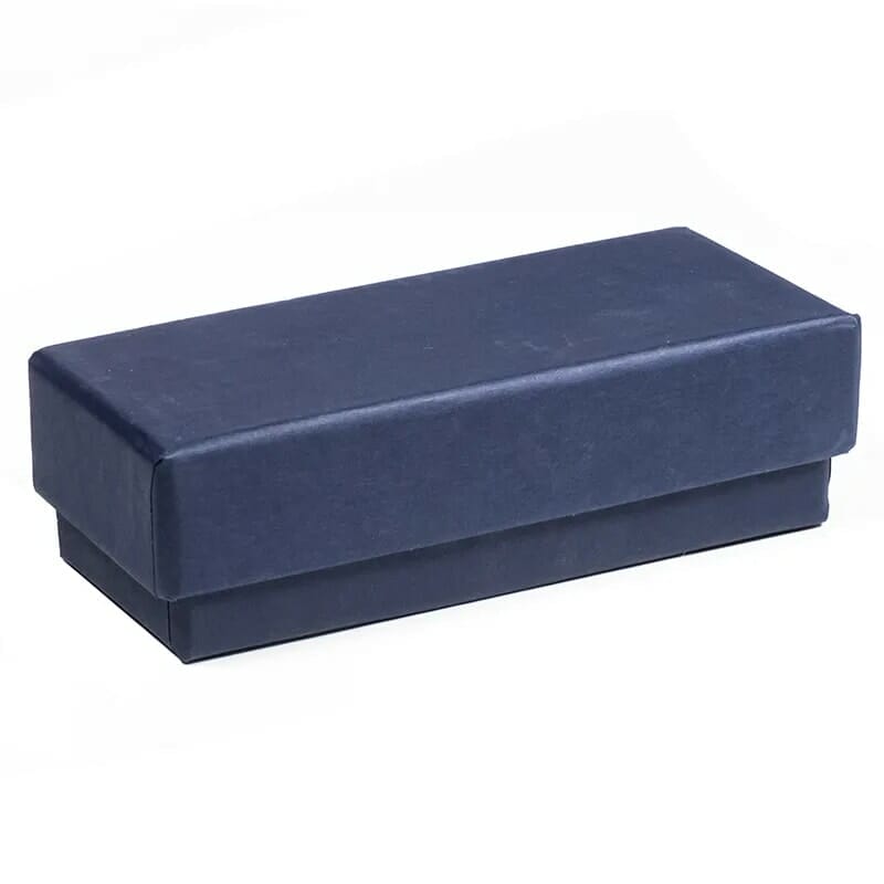 Eine blaue Lederbox auf weißem Hintergrund.