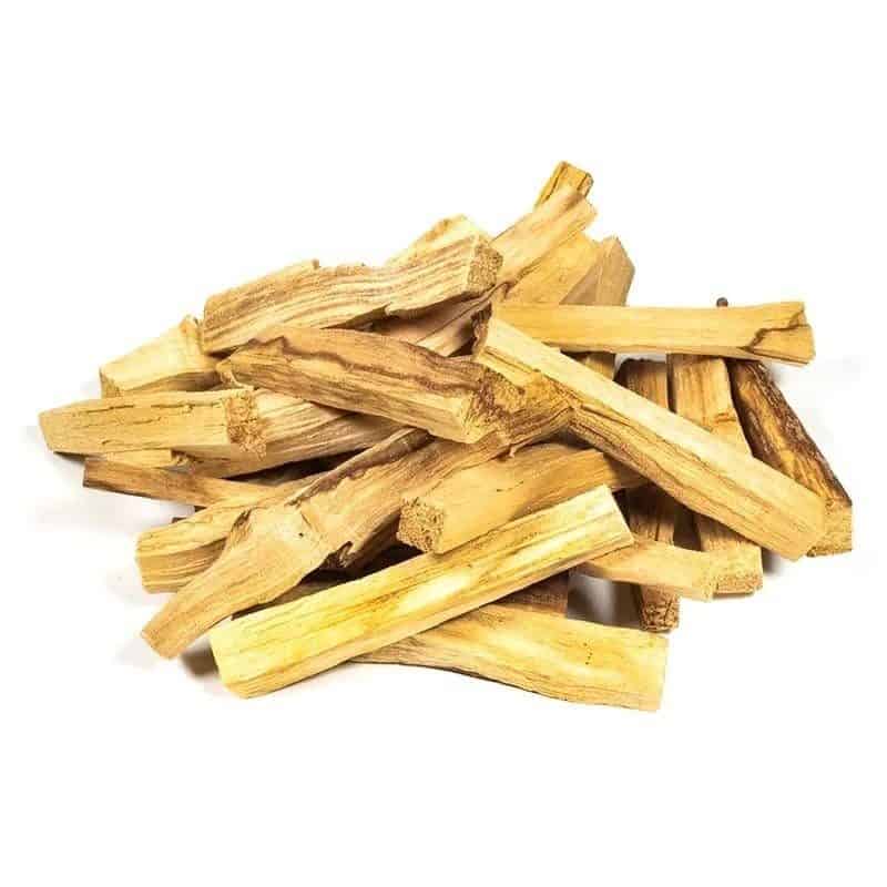 Ein Haufen Palo Santo auf weißem Hintergrund.