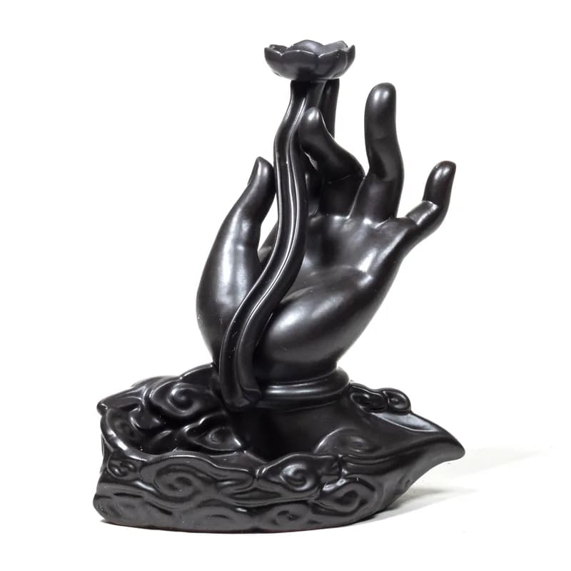 Eine schwarze Statue einer Hand, die eine Blume hält.