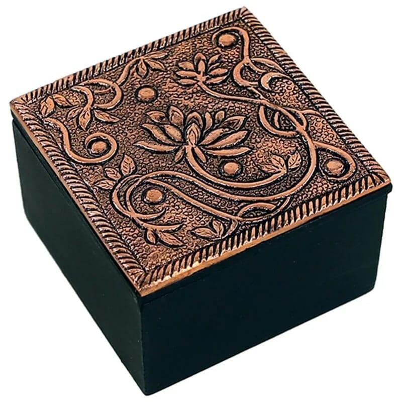 Eine schwarze Box mit einem kunstvollen Design darauf.