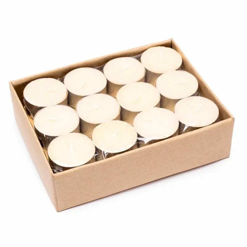 Eine Schachtel mit weißen Teelichtern in einer braunen Schachtel.