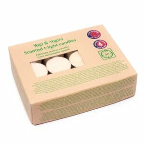 Eine Schachtel mit vier Kerzen darin.